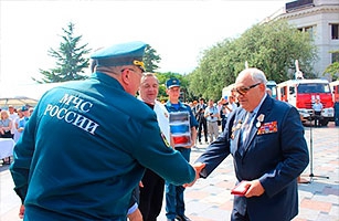 Глава МЧС России Владимир Пучков вручил крымским огнеборцам новую технику